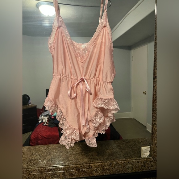 Lingerie - Picture 2 of 3